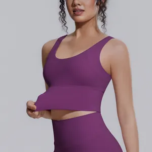 Dettaglio del reggiseno sportivo viola che mostra la qualità del tessuto elastico