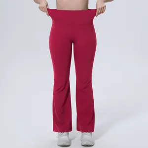 Vue détaillée d'un pantalon de yoga évasé rouge à taille haute avec ceinture gainante