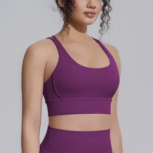 Dettaglio di un reggiseno sportivo viola in nylon-spandex per yoga e allenamento