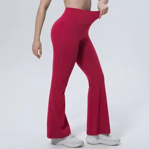 Détail du pantalon de yoga évasé rouge à taille haute avec une grande élasticité