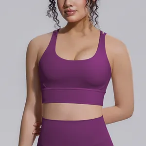 Primo piano del reggiseno sportivo viola con incrocio sul retro elastico per lo yoga