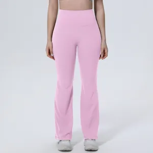Vue de détail du pantalon de yoga évasé rose à taille haute pour le sport féminin
