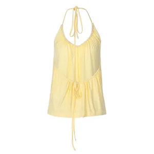 Dettaglio del top giallo a canotta con profondo scollo a V e laccetto decorativo frontale