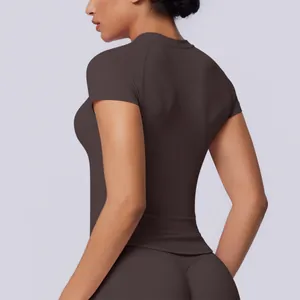 Vista laterale che mostra la trama senza cuciture e la vestibilità di questo top yoga