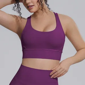 Vista dettagliata di un reggiseno da yoga viola effetto nudo che mostra la vestibilità.