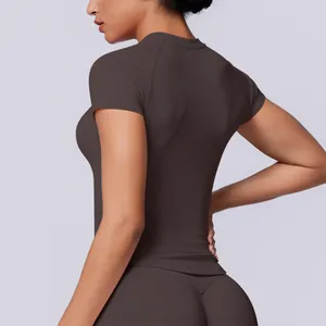 Vista posteriore di una t-shirt sportiva marrone scuro senza cuciture con vestibilità aderente