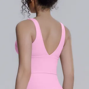 Vista posteriore dettagliata di un reggiseno sportivo yoga rosa con scollo a V per fitness