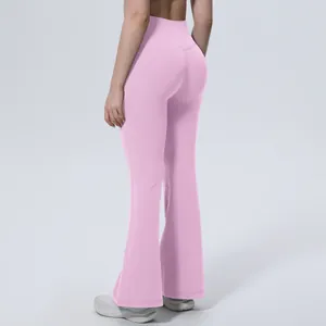 Vue arrière détaillée du pantalon de yoga évasé rose à taille haute pour le fitness
