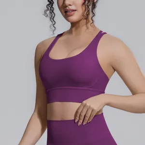 Dettaglio del reggiseno sportivo viola con incrocio sulla schiena per yoga e fitness