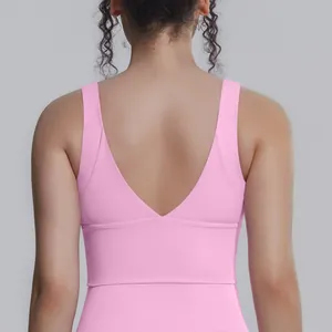 Vista dettagliata del design a V sulla schiena del reggiseno sportivo yoga rosa forte