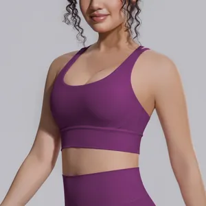 Dettaglio del reggiseno sportivo viola con incrocio sulla schiena per yoga