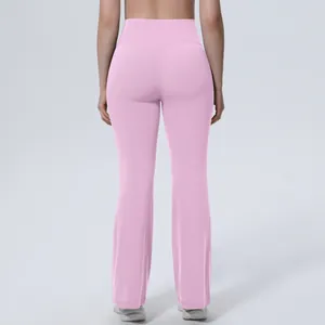 Vue arrière d'un pantalon de yoga évasé rose à taille haute avec effet push-up pour femmes