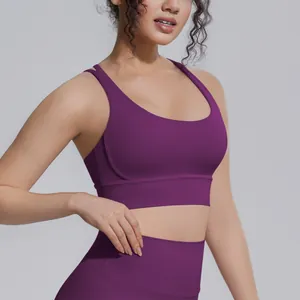 Dettaglio ravvicinato del reggiseno sportivo prugna e della sua trama opaca ad alta elasticità
