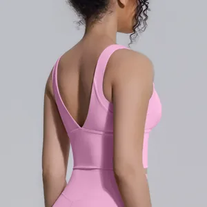 Vista posteriore dettagliata di un reggiseno sportivo rosa ad alto impatto per lo yoga