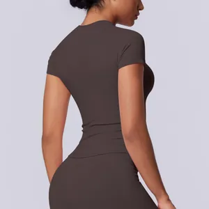 Vista posteriore di una t-shirt sportiva marrone scuro senza cuciture elastica