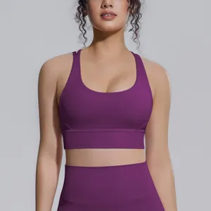 Primo piano di alta qualità del reggiseno sportivo viola ad alto impatto e dei leggings.