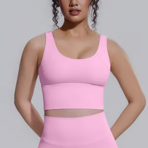 Vista dettagliata del reggiseno sportivo da yoga rosa ad alto impatto con fascia elastica