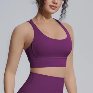 Dettaglio di un reggiseno sportivo viola e leggings da yoga professionali a vita alta