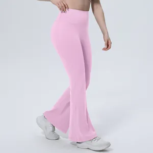 Vue détaillée d'un pantalon de yoga évasé rose à taille haute et effet push-up pour fitness