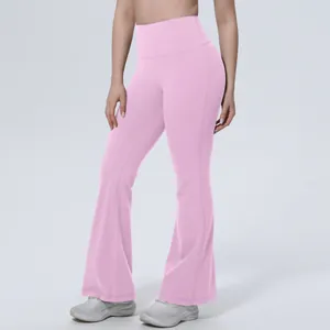 Vue détaillée du pantalon de yoga évasé rose à taille haute montrant la coupe et le tissu