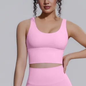Dettaglio di un reggiseno sportivo rosa ad alto impatto per lo yoga e il fitness femminile