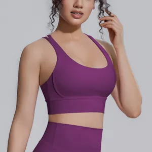 Dettaglio di alta qualità di un reggiseno sportivo viola con scollo alto per lo yoga.