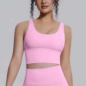 Primo piano dettagliato di un reggiseno sportivo rosa ad alto impatto per lo yoga e fitness.