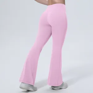 Détail vue arrière du pantalon de yoga évasé taille haute rose pour le fitness