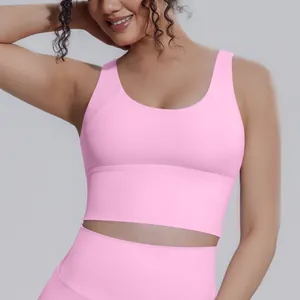 Primo piano del reggiseno sportivo rosa ad alta intensità con spalline larghe e vestibilità
