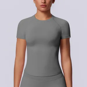 Vista dettagliata della t-shirt da yoga a compressione grigia senza cuciture.