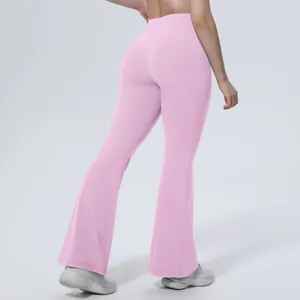 Détail de la vue arrière du pantalon de yoga évasé rose à taille haute pour le sport
