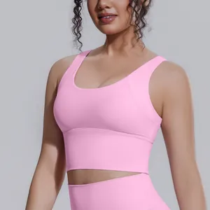 Primo piano del reggiseno sportivo rosa ad alta resistenza per yoga e fitness.