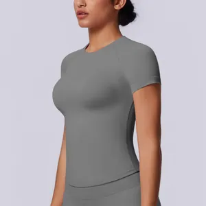 Dettaglio vista laterale di una t-shirt da yoga grigia senza cuciture per il fitness