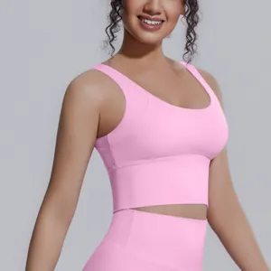 Dettaglio del reggiseno sportivo rosa ad alta intensità con tessuto traspirante per yoga