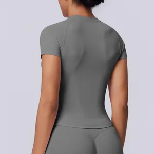 Vista posteriore di una t-shirt da yoga grigia senza cuciture per donna