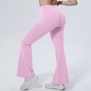 Vue arrière détaillée du pantalon de yoga rose évasé à taille haute pour le fitness