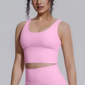 Dettaglio di un reggiseno sportivo rosa ad alto impatto con larghe spalline comode.