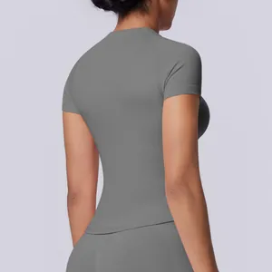 Vista posteriore di un top da yoga e fitness grigio senza cuciture a maniche corte da donna.