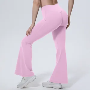 Vue arrière d'un pantalon de yoga évasé à taille haute rose pour femme en studio
