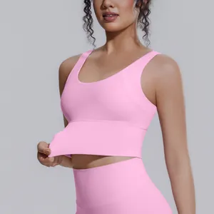 Vista dettagliata del reggiseno sportivo rosa ad alto impatto, fascia elastica e tessuto morbido