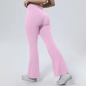 Vue arrière d'un pantalon de yoga évasé rose à taille haute et détails