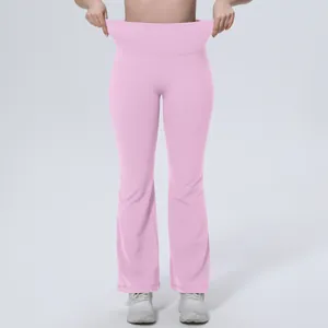 Gros plan d'un pantalon de yoga évasé rose à taille haute montrant la ceinture élastique