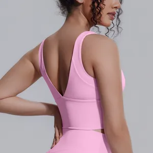 Vista posteriore di un reggiseno sportivo rosa ad alto impatto con elegante scollo a V profondo