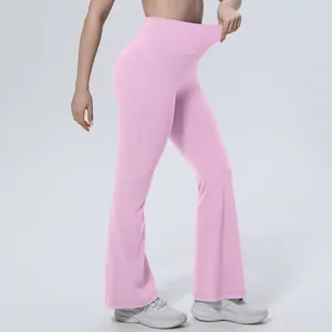Vue détaillée du pantalon de yoga rose à taille haute avec une ceinture élastique