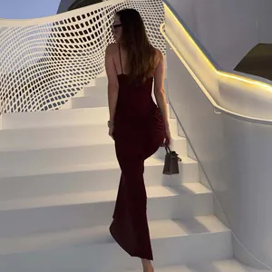 Elegante abito lungo bordeaux con spalline sottili e pieghe sul retro