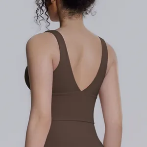 Vista posteriore di un reggiseno sportivo marrone scuro per yoga con scollo a V.
