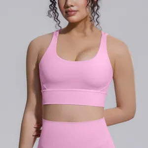 Dettaglio del reggiseno sportivo rosa anti-shock per yoga con tessuto senza cuciture