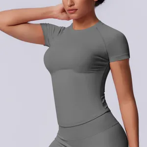 Vista laterale di una t-shirt sportiva grigia senza cuciture a costine