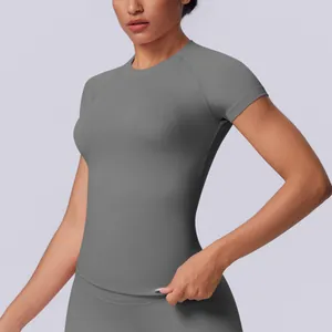 Vista dettagliata della t-shirt sportiva grigia senza cuciture da donna, aderente