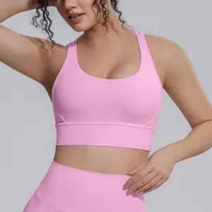 Dettaglio del reggiseno sportivo rosa effetto pelle nuda in tessuto a compressione elastica